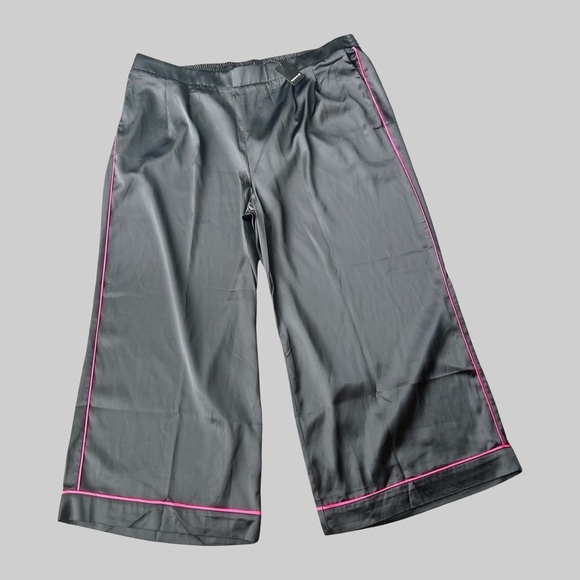 NWT Torrid Wide Leg Satin High  Rise Pant in Deep Black - Picture 2 of 13